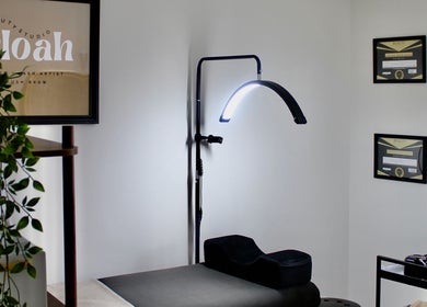 Espace de soin à Meloah Beauty Studio, Val D'oingt, Auvergne-rhône-alpes, FR avec table de massage et diplômes.