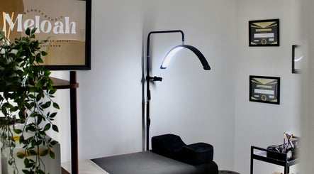 Espace de soin à Meloah Beauty Studio, Val D'oingt, Auvergne-rhône-alpes, FR avec table de massage et diplômes.