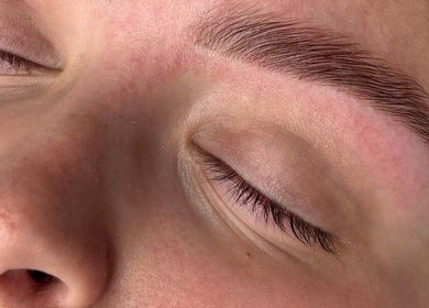 Sourcils épilés chez Meloah Beauty Studio à Val D'oingt, Auvergne-rhône-alpes, FR, montrant une expertise en esthétique.