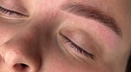 Sourcils épilés chez Meloah Beauty Studio à Val D'oingt, Auvergne-rhône-alpes, FR, montrant une expertise en esthétique.
