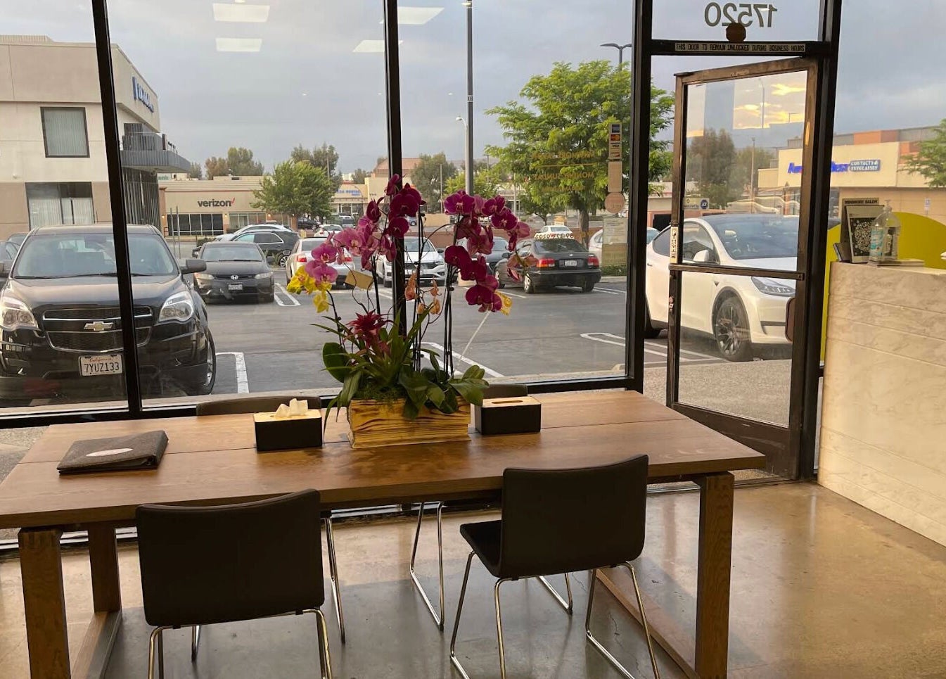Welcoming interior at Minimore极简造型, Rowland Heights, California with a stylish table and orchid display.