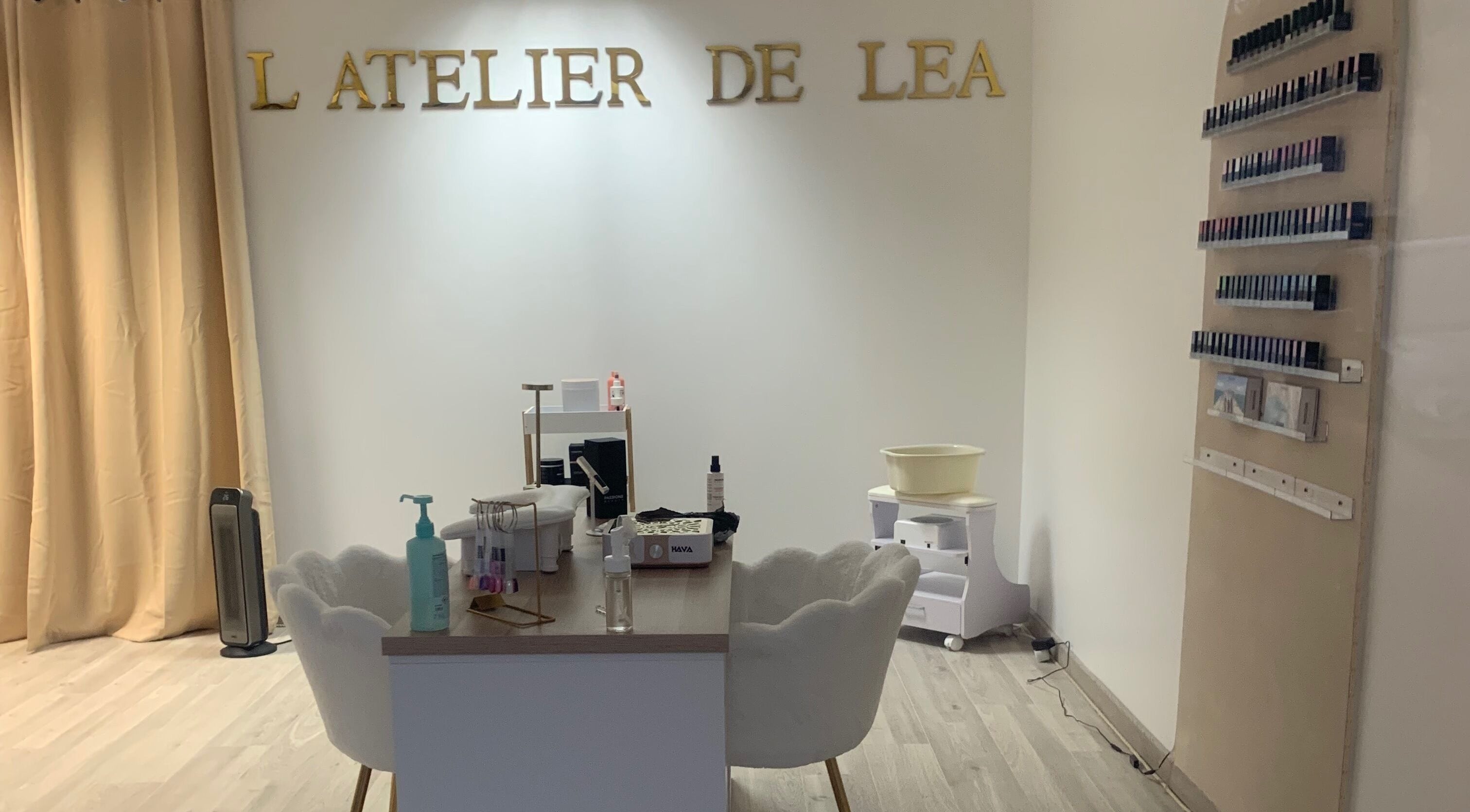 Intérieur élégant de L’atelier De Léa à Luc-en-diois, Auvergne-rhône-alpes, FR, table et fournitures de manucure.