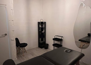 Інтер'єр “Saba” massage studio, Київ, Місто Київ, UA, зі столом для масажу і дзеркалом.