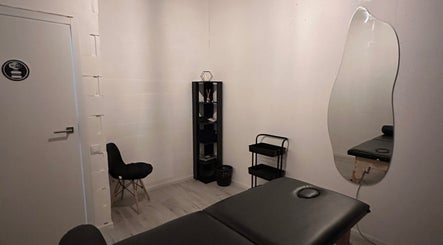 Інтер'єр “Saba” massage studio, Київ, Місто Київ, UA, зі столом для масажу і дзеркалом.