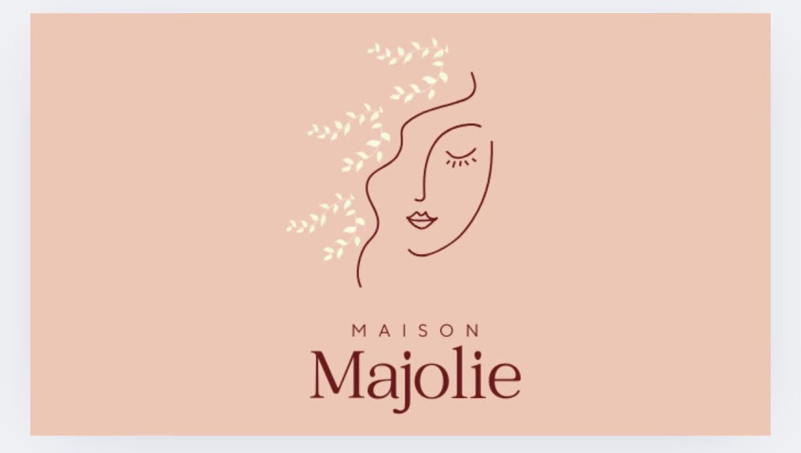 Logo minimaliste de Maison Majolie sur fond pêche, Samanthaa hair, Montélimar, Auvergne-rhône-alpes, FR.