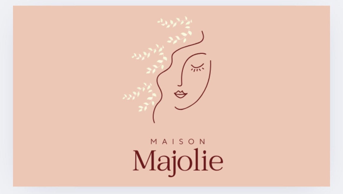 Logo minimaliste de Maison Majolie sur fond pêche, Samanthaa hair, Montélimar, Auvergne-rhône-alpes, FR.