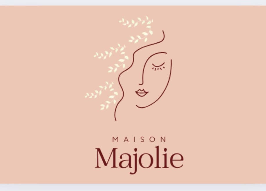 Logo minimaliste de Maison Majolie sur fond pêche, Samanthaa hair, Montélimar, Auvergne-rhône-alpes, FR.