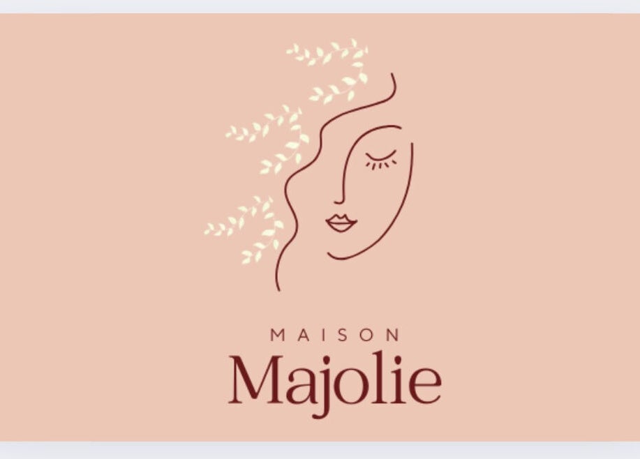 Logo minimaliste de Maison Majolie sur fond pêche, Samanthaa hair, Montélimar, Auvergne-rhône-alpes, FR.