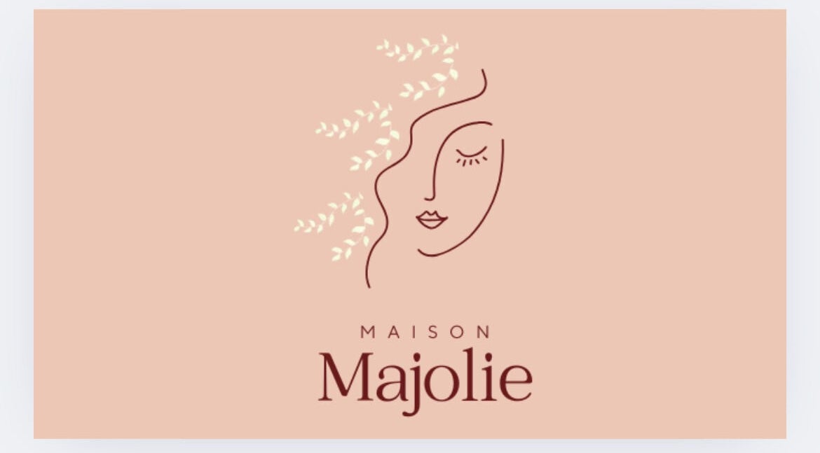 Logo minimaliste de Maison Majolie sur fond pêche, Samanthaa hair, Montélimar, Auvergne-rhône-alpes, FR.