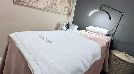 The Waxing Queen image 2