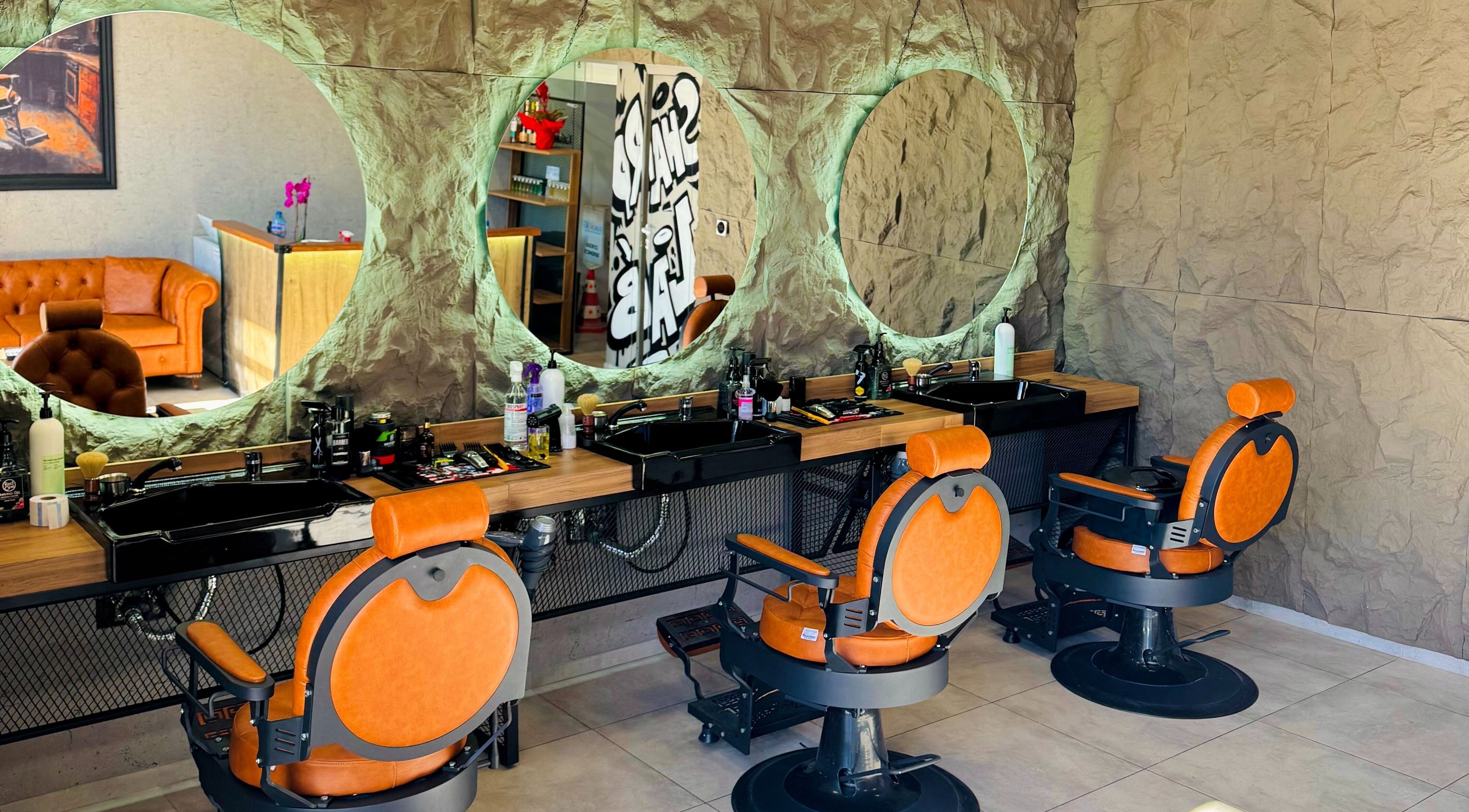 Интериор на Sharp Lab Barbershop, Варна, Варна, BG с модерни оранжеви столове и огледала.