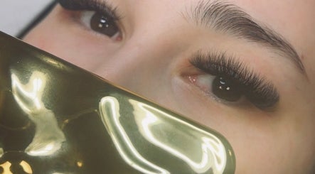 Queen Lashes image 2