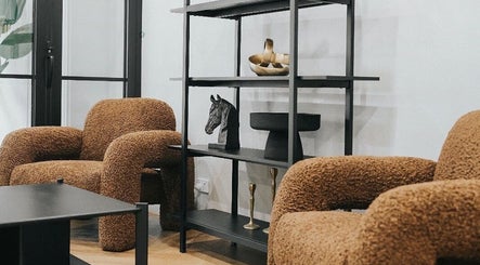 Stylish sitting area at Aesthetics By Wendy in Brunswick East, Victoria, AU featuring plush brown chairs.