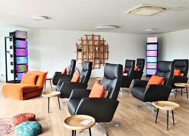 Espace Scalaire Ee System à Noville, Vaud, CH, avec fauteuils confortables et décor moderne.