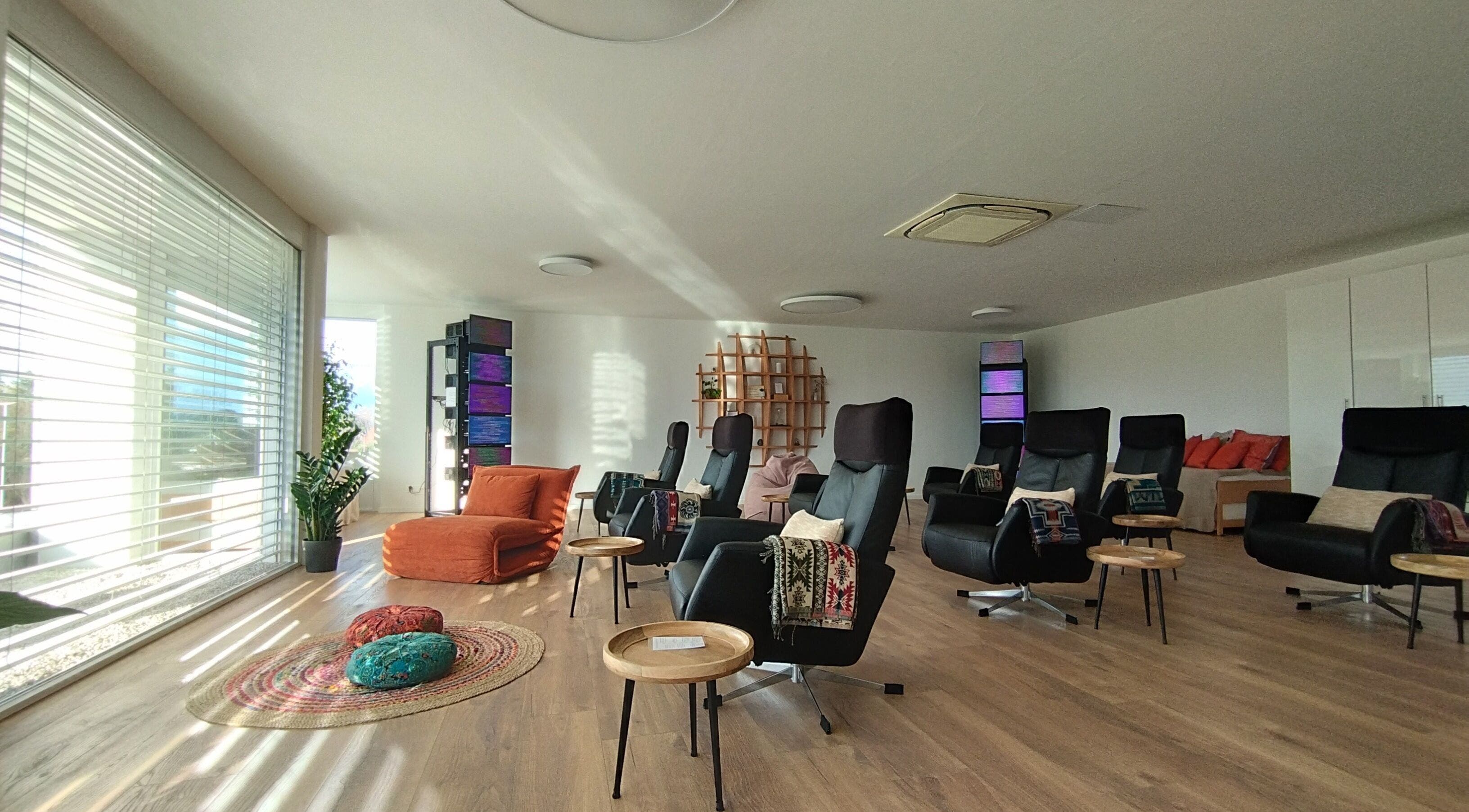 Intérieur lumineux d'Espace Scalaire EESystem à Noville, Vaud, CH avec fauteuils relaxants et décor paisible.