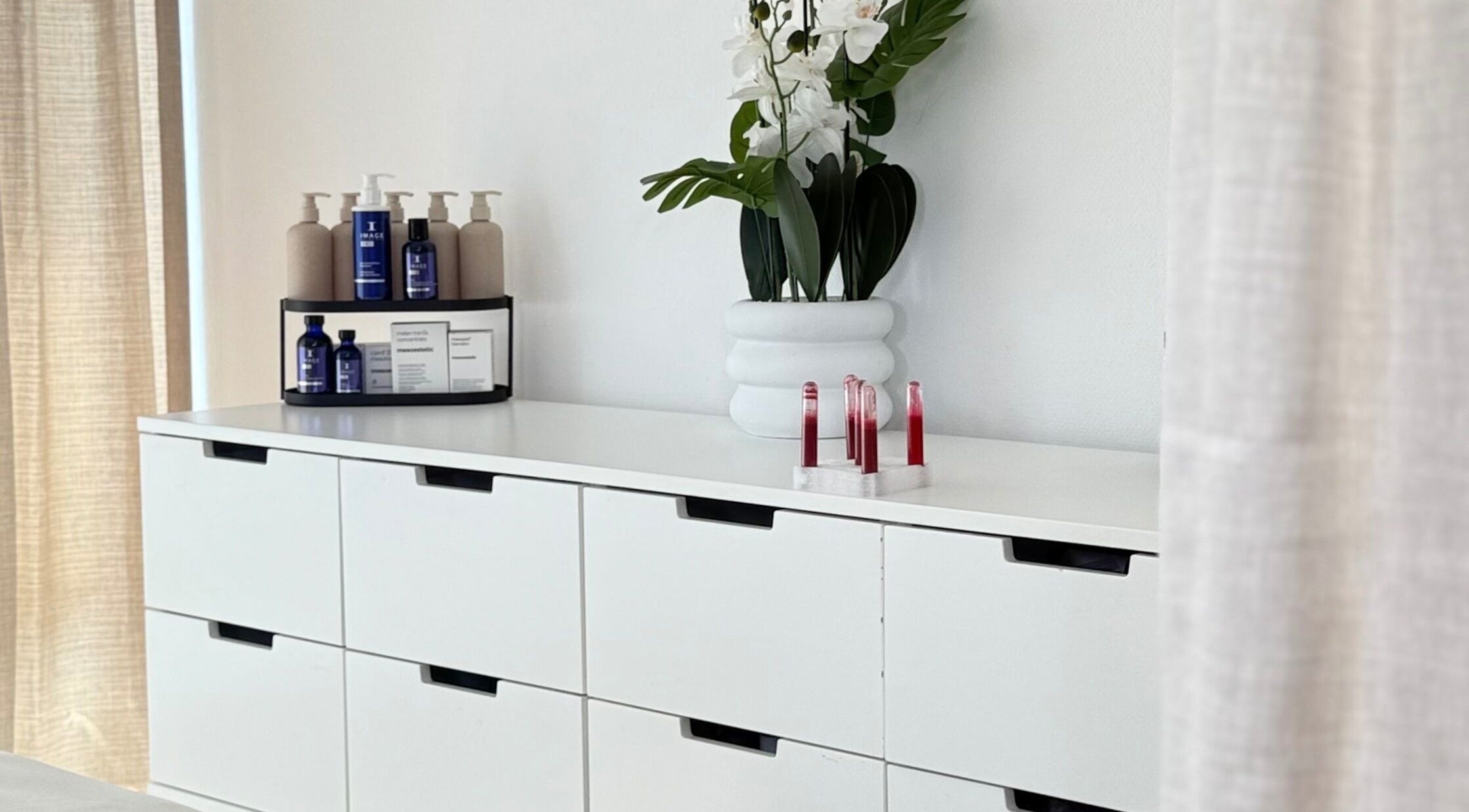 Intérieur élégant de Be Belle à Montreux, Vaud, CH avec soins de beauté et décor floral.