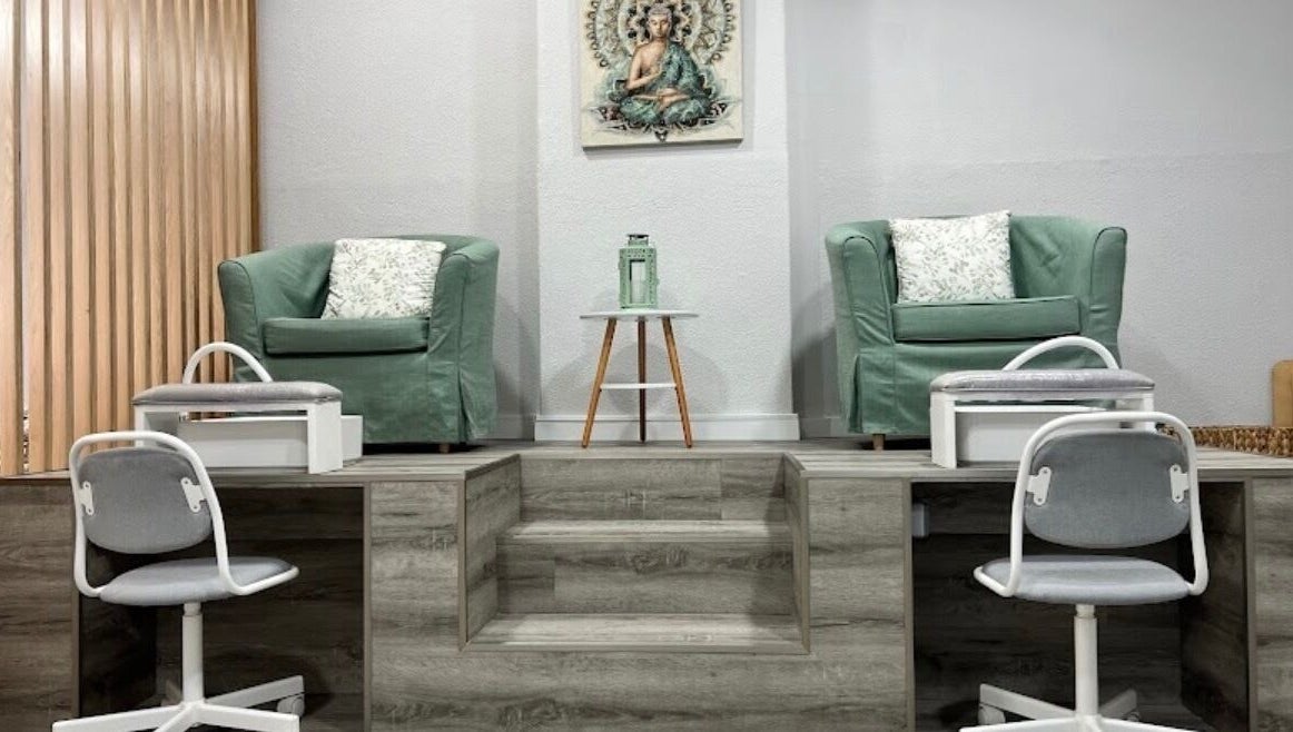 Espaço elegante de cuidados com cadeiras verdes em LOTUS STUDIO by Elsa, Lisboa, PT.