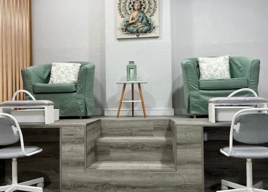 Espaço elegante de cuidados com cadeiras verdes em LOTUS STUDIO by Elsa, Lisboa, PT.