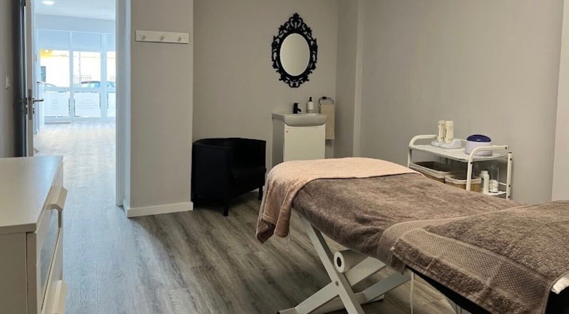 Sala de massagem tranquila no LOTUS STUDIO by Elsa, Lisboa, PT, com mesa e espelho decorativo.