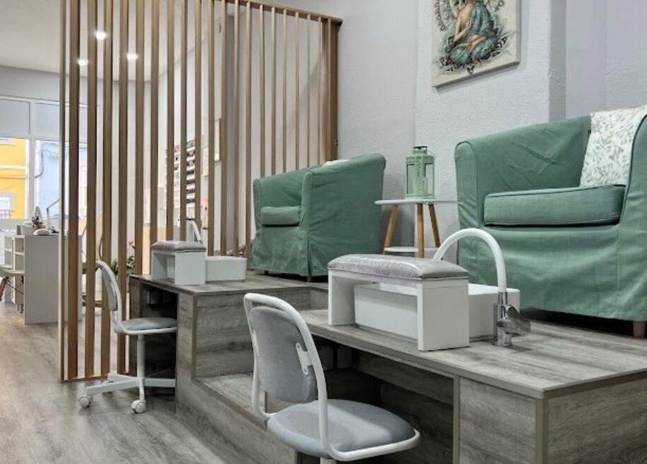 Espaço aconchegante com poltronas verdes no LOTUS STUDIO by Elsa, Lisboa, PT, ideal para relaxamento.