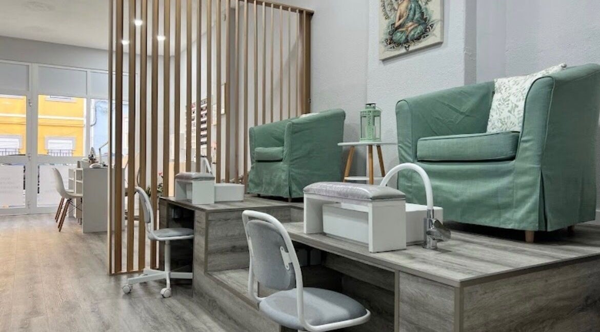 Espaço aconchegante com poltronas verdes no LOTUS STUDIO by Elsa, Lisboa, PT, ideal para relaxamento.