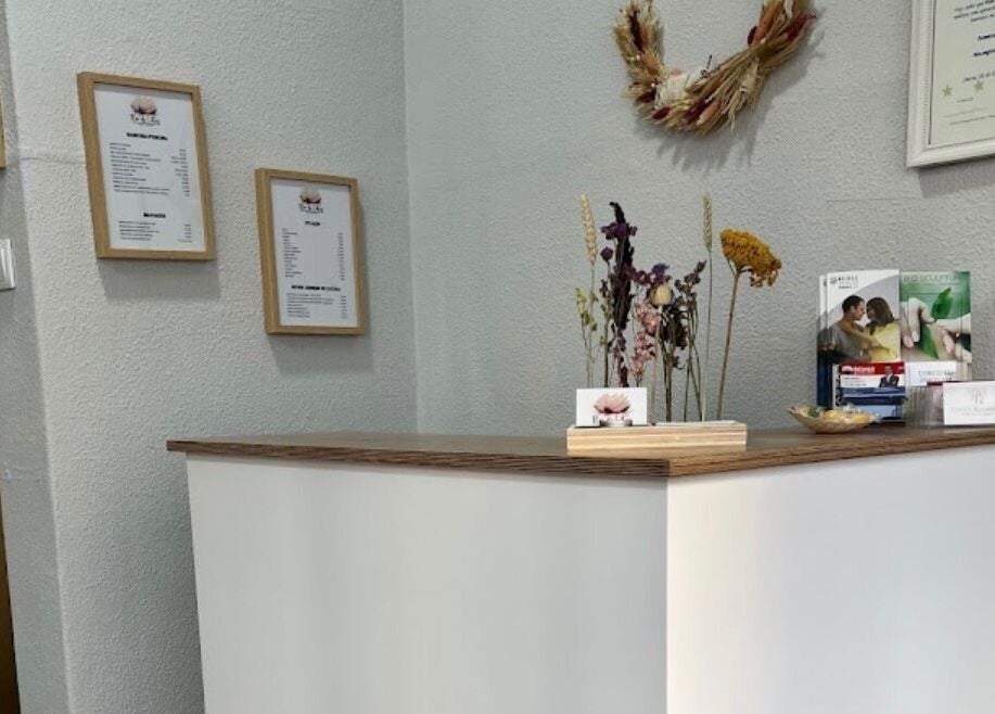 Recepção acolhedora na LOTUS STUDIO by Elsa em Lisboa, PT, com decoração floral e informações de serviços.