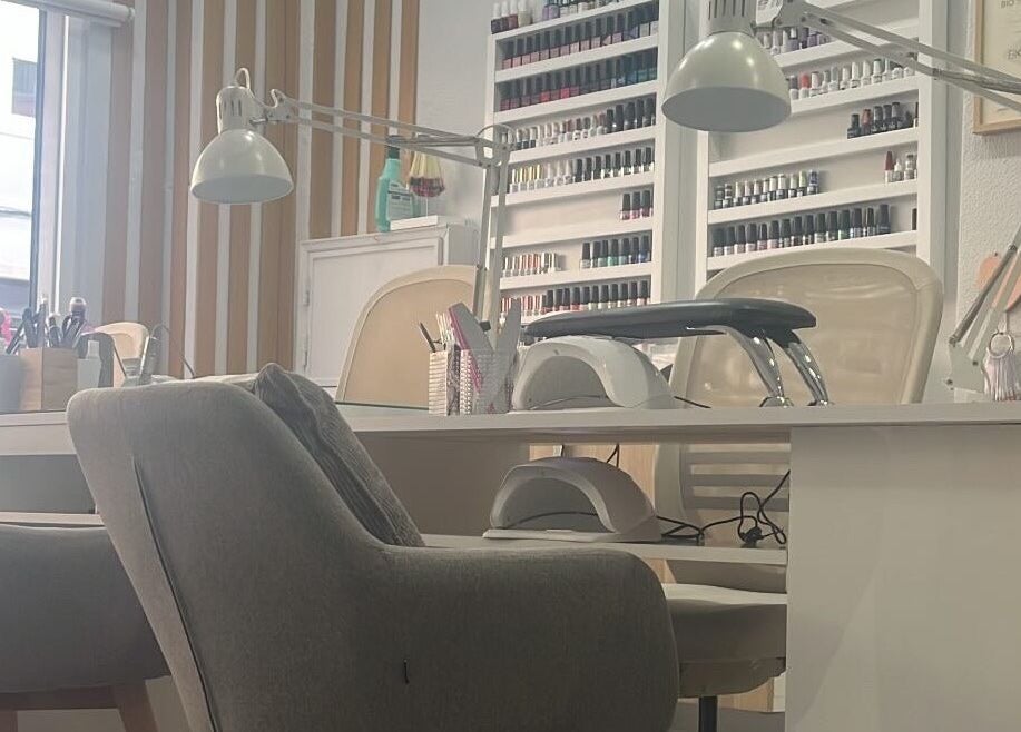 Interior do LOTUS STUDIO by Elsa em Lisboa, PT, com mesa de manicure e poltronas confortáveis.