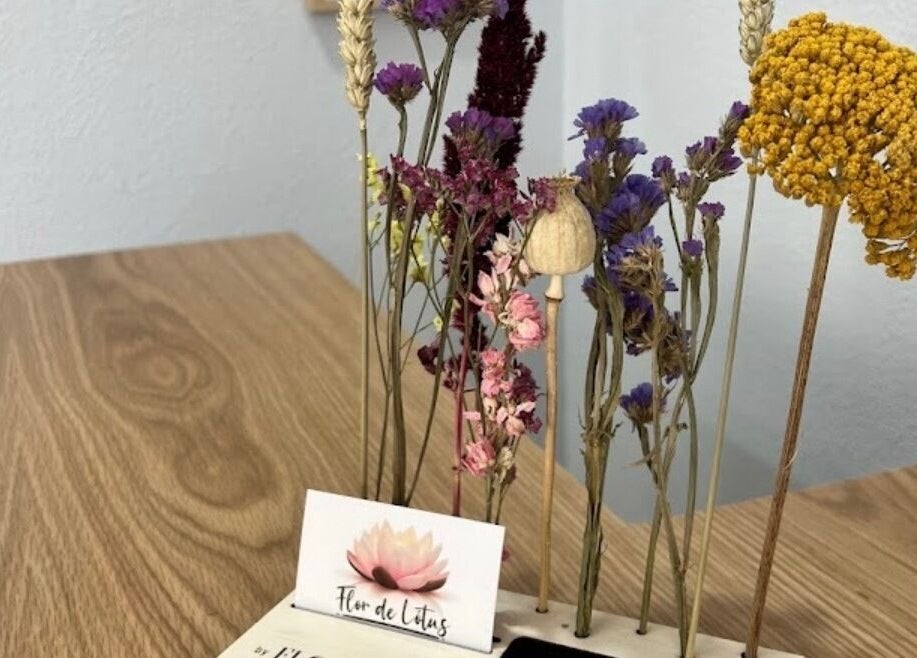 Arranjo floral colorido em mesa rústica na LOTUS STUDIO by Elsa, Lisboa, PT.