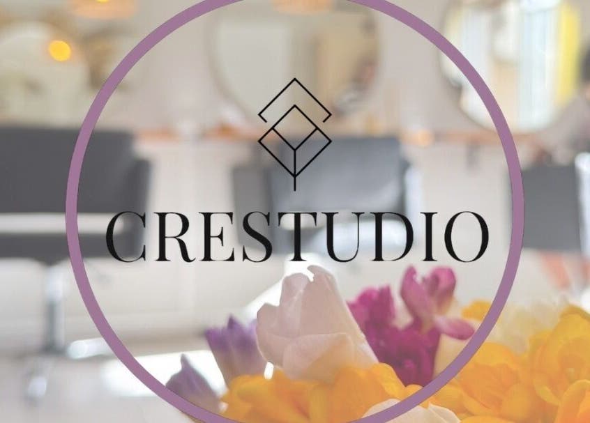 Interior de CR ESTUDIO en Olavarría, Provincia De Buenos Aires, AR con enfoque en flores y ambiente elegante.