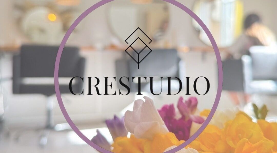 Interior de CR ESTUDIO en Olavarría, Provincia De Buenos Aires, AR con enfoque en flores y ambiente elegante.