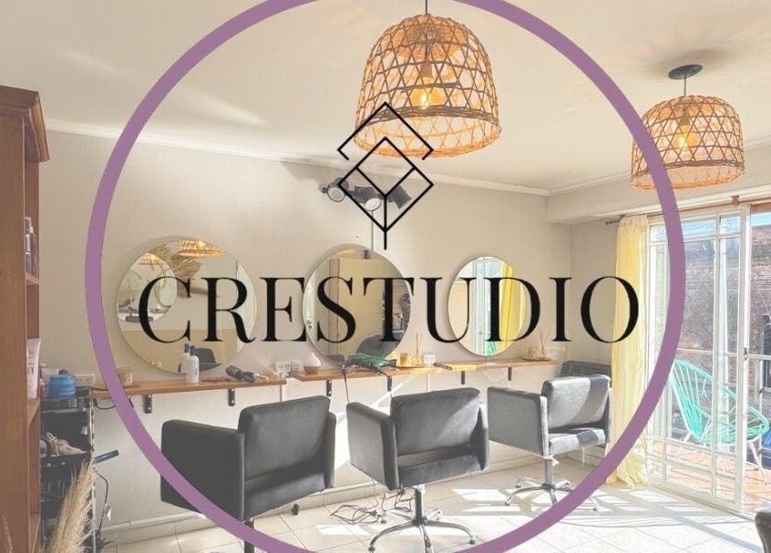 Interior moderno de CR ESTUDIO en Olavarría, Provincia De Buenos Aires, AR con un diseño elegante.