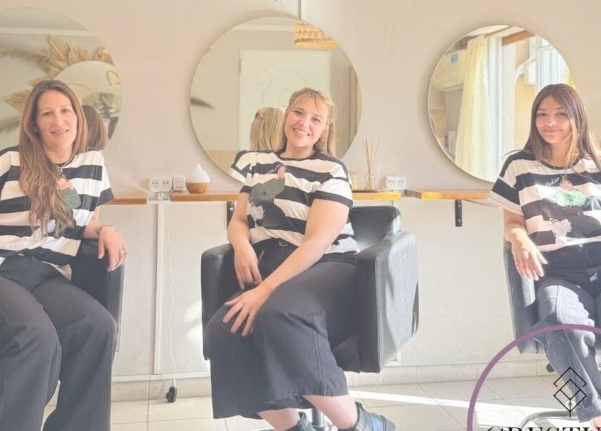 Equipo profesional en CR ESTUDIO, Olavarría, Provincia De Buenos Aires, AR, brindando servicios de belleza.