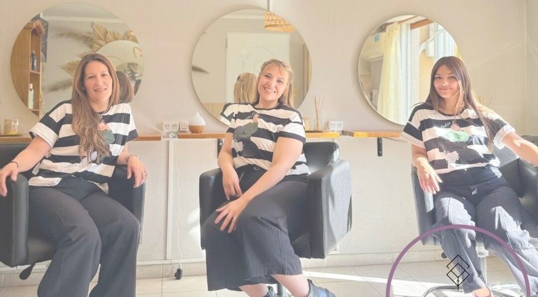 Equipo profesional en CR ESTUDIO, Olavarría, Provincia De Buenos Aires, AR, brindando servicios de belleza.