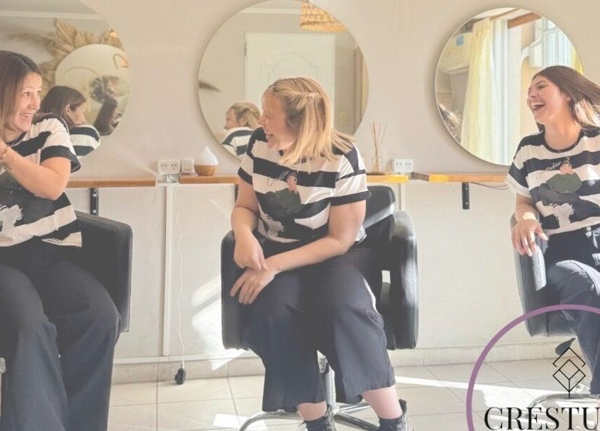 Clientes riendo en CR ESTUDIO, Olavarría, Provincia De Buenos Aires, AR, reflejadas en un gran espejo.