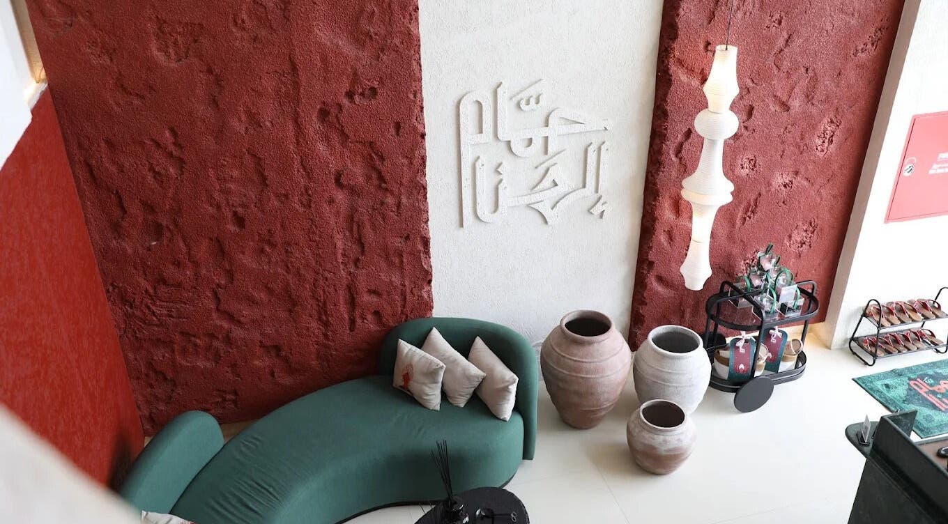 تصميم داخلي يبرز في حمام الهنا بالرياض، يتميز بألوان دافئة وزخارف شرق أوسطية.