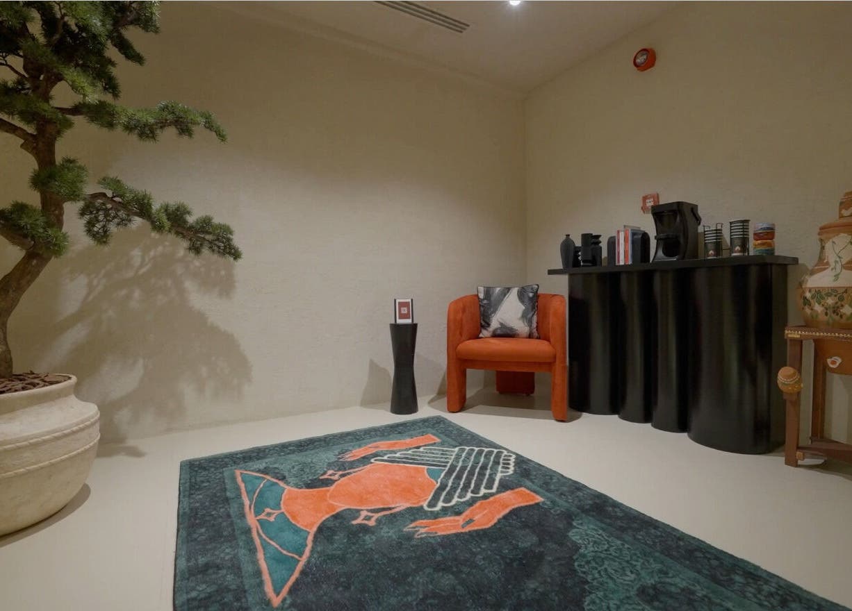 ديكور داخلي أنيق في حمام الهنا، الرياض، يضم كرسي برتقالي وسجاد ملون.