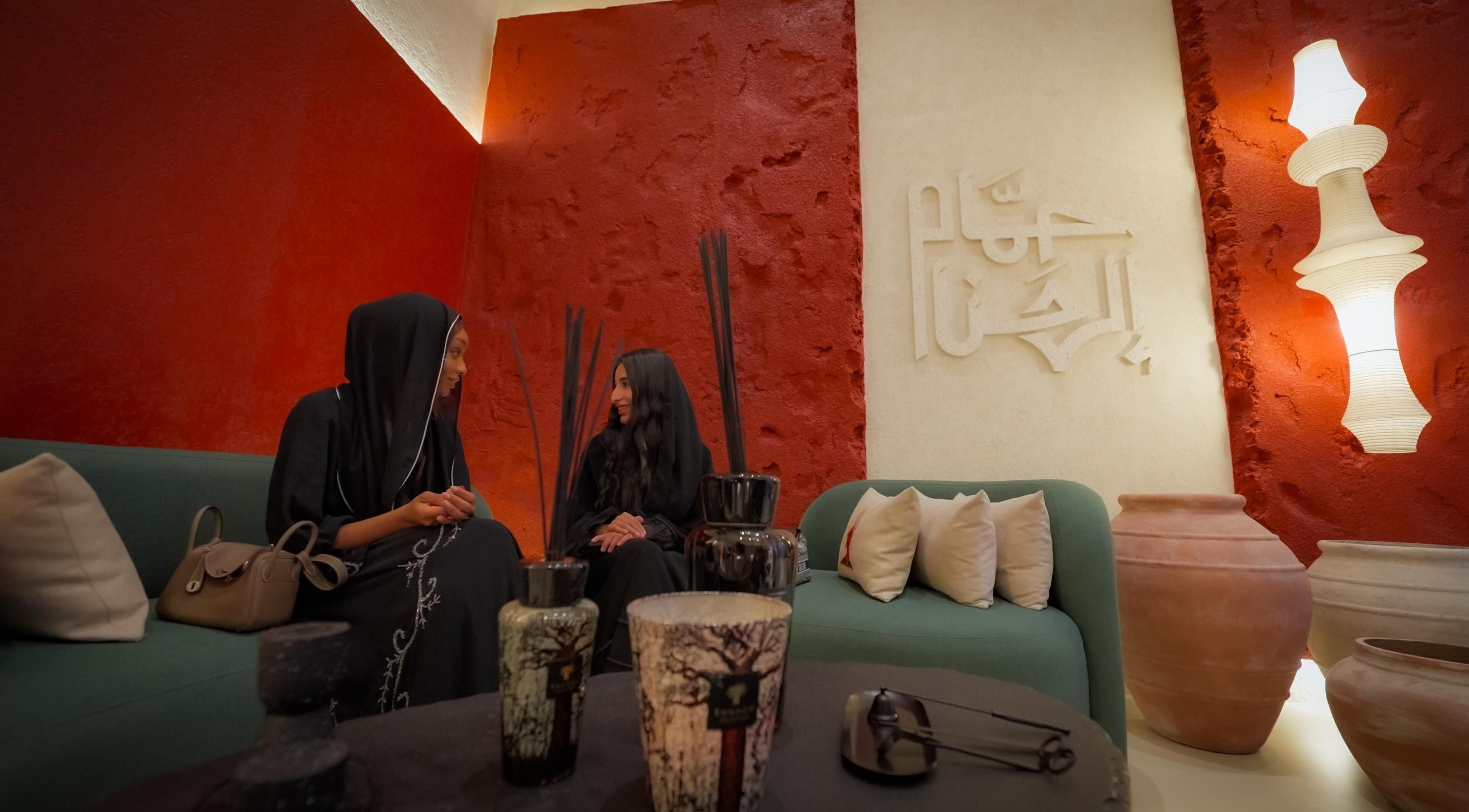 جلسة حميمة في حمام الهنا بالرياض تجمع الأصدقاء في أجواء مريحة وفاخرة.