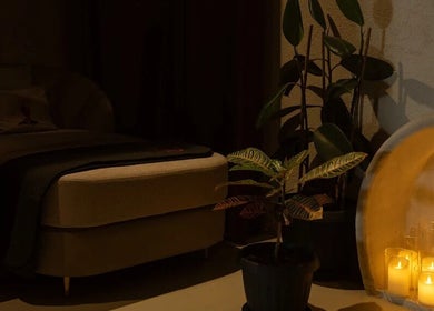 إضاءة شموع هادئة في حمام الهنا بالرياض، تعزز الراحة والاسترخاء.