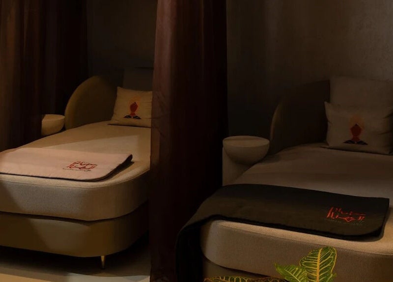 غرفة تدليك فاخرة في حمام الهنا، الرياض، توفر استرخاءً وراحة للزوار.