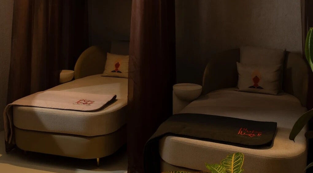 غرفة تدليك فاخرة في حمام الهنا، الرياض، توفر استرخاءً وراحة للزوار.