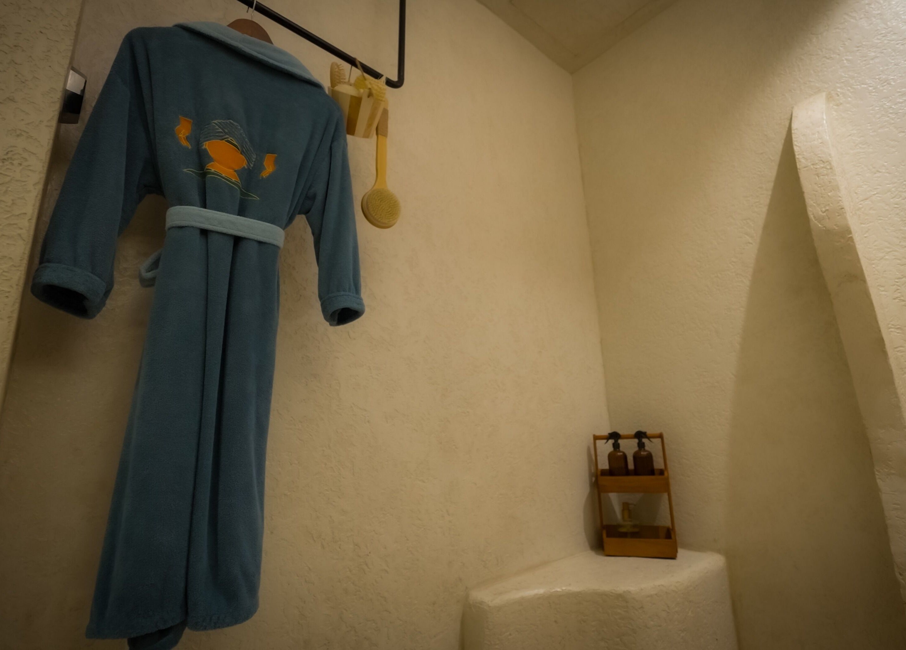 ردهة حمام مع رداء أزرق في حمام الهنا، الرياض، الرياض المملكة العربية السعودية.