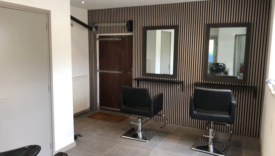 Stijlvolle salonstoelen bij Your HairStory, Winssen, Gelderland, NL met strakke wandontwerpen.