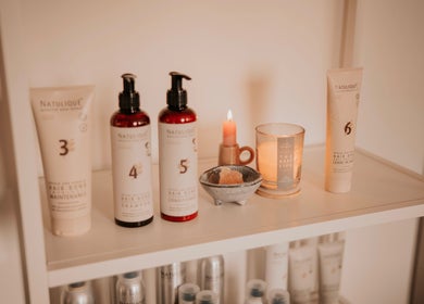 Luxe haarverzorgingsproducten bij Your HairStory, Winssen, Gelderland, NL. Rustieke kaarsen creëren sfeer.