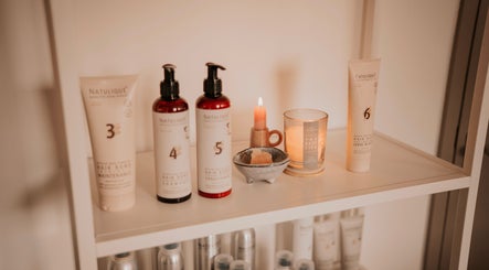 Luxe haarverzorgingsproducten bij Your HairStory, Winssen, Gelderland, NL. Rustieke kaarsen creëren sfeer.