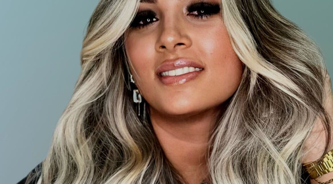 Modelo com cabelo estilizado em Sn Beleza Vip, São Paulo, São Paulo, BR. Destaque para madeixas onduladas.