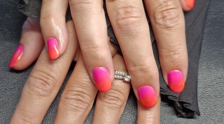 Manucure ombre rose et orange chez J Nails Art, Savonnières, Centre-val De Loire, FR.