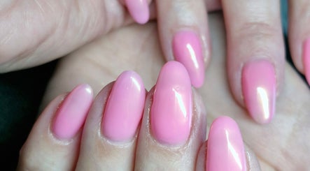Ongles roses élégants chez J Nails Art, Savonnières, Centre-val De Loire, FR. Manucure professionnelle et tendance.