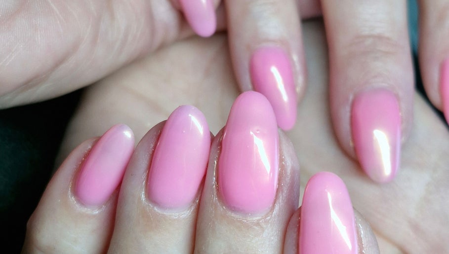 Manucure rose à J Nails Art, Savonnières, Centre-Val de Loire, FR. Ongles élégants et soignés.