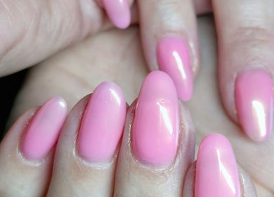 Manucure rose à J Nails Art, Savonnières, Centre-Val de Loire, FR. Ongles élégants et soignés.