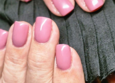 Manucure rose élégante à J Nails Art, Savonnières, Centre-val De Loire, FR.